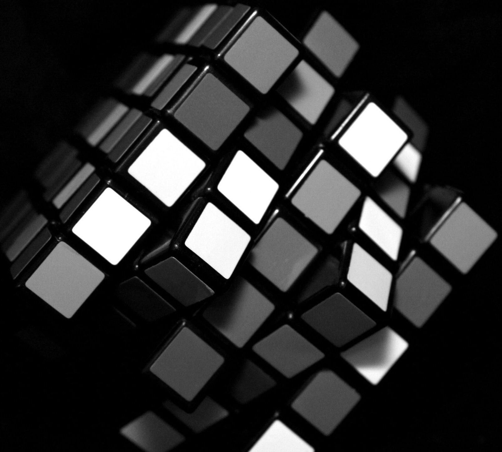 Kubik-Rubika-Chernyy-Belyy (CC BY, author unk.). Via godfon.com.